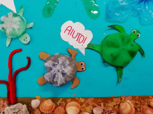 Animali marini costruiti con diversi prodotti di plastica