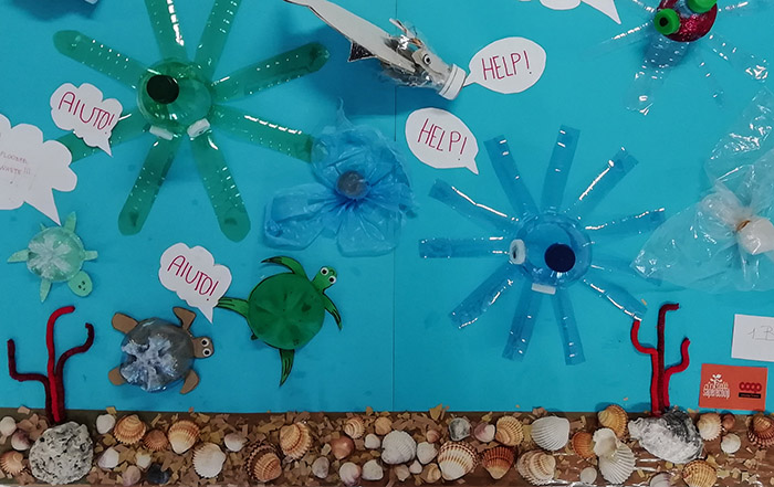 Animali marini costruiti con diversi prodotti di plastica