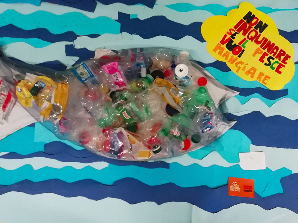 Pesce costruito con vari rifiuti in plastica