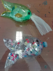Pesci costruiti con bottiglie di plastica