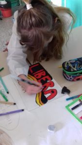 Bambini che disegnano su stoffa
