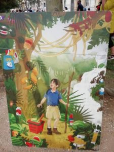 Cartellone con ragazzo che esplora un bosco pieno di cibo come fossero elementi naturali