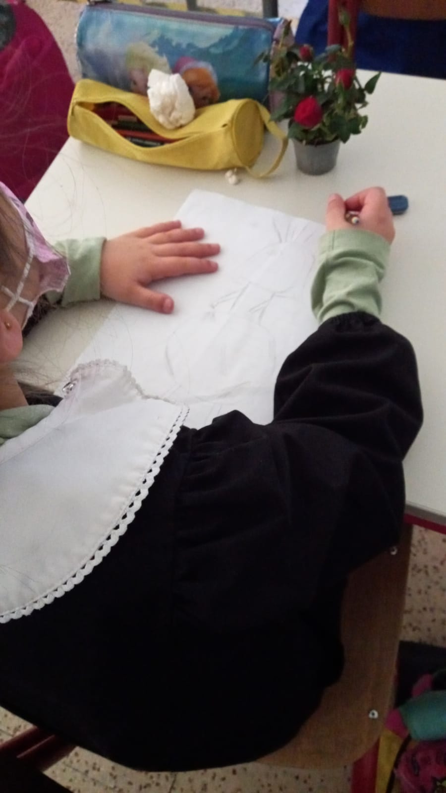 Bambina che disegna Mimosa in Fuga