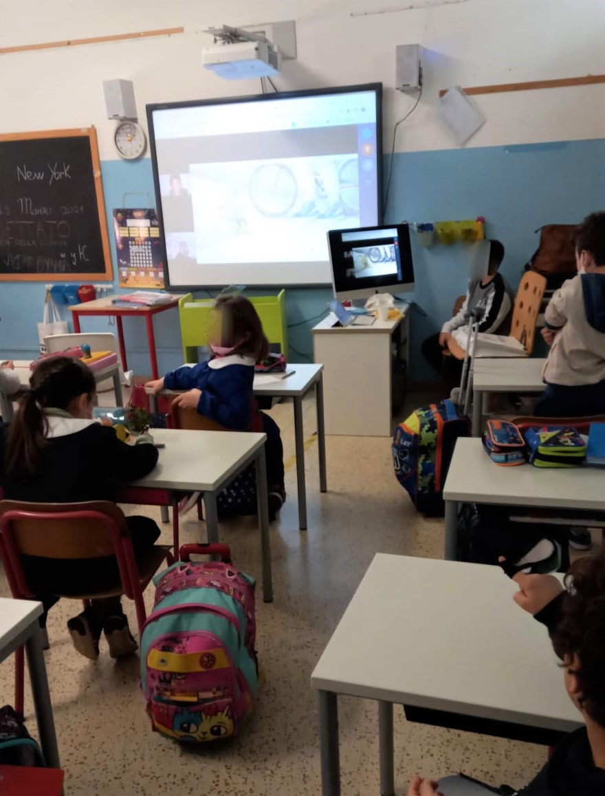 Bambini che guardano in classe il video di Mimosa in Fuga
