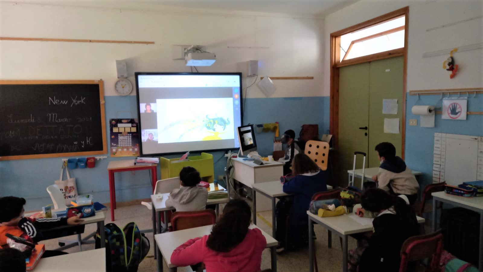 Bambini che guardano in classe il video di Mimosa in Fuga