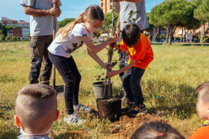 Bambini che piantano un albero