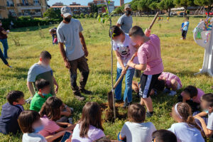 Bambini che piantano un albero