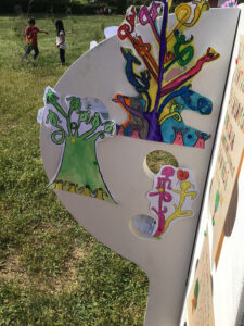 Sagoma di un albero con i disegni dei bambini