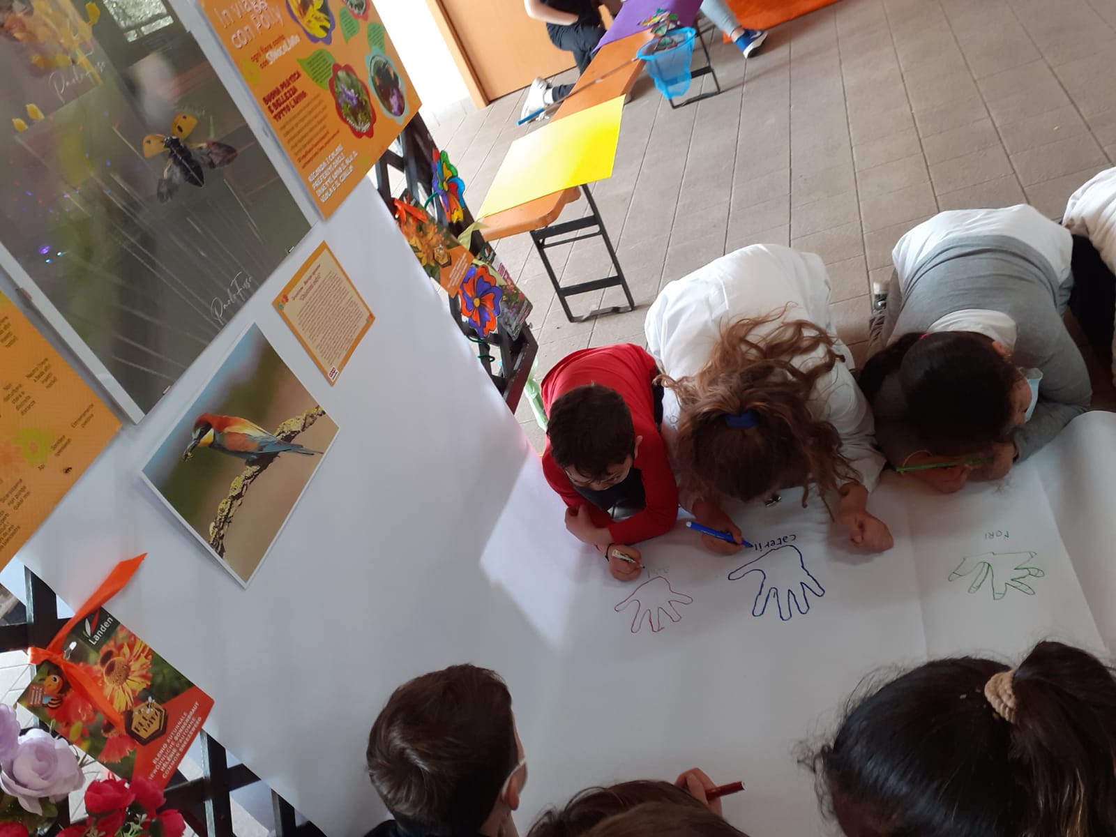 Bambini disegnano le loro mani