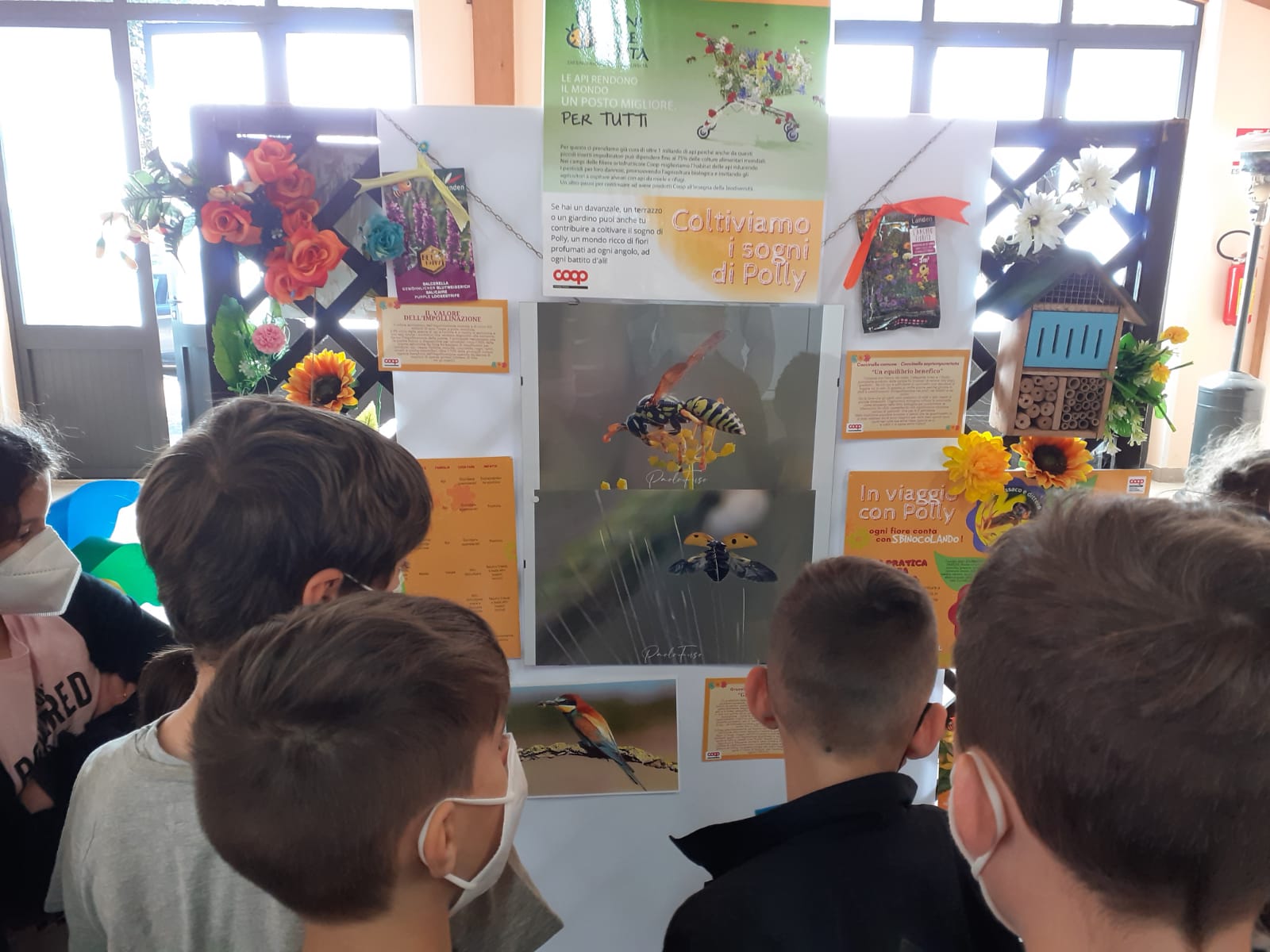 Bambini che guardano i cartelloni di In viaggio con Polly: ogni ape conta