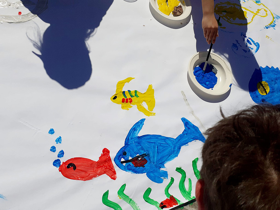 Disegno fatto da bambino rappresentante vari pesci